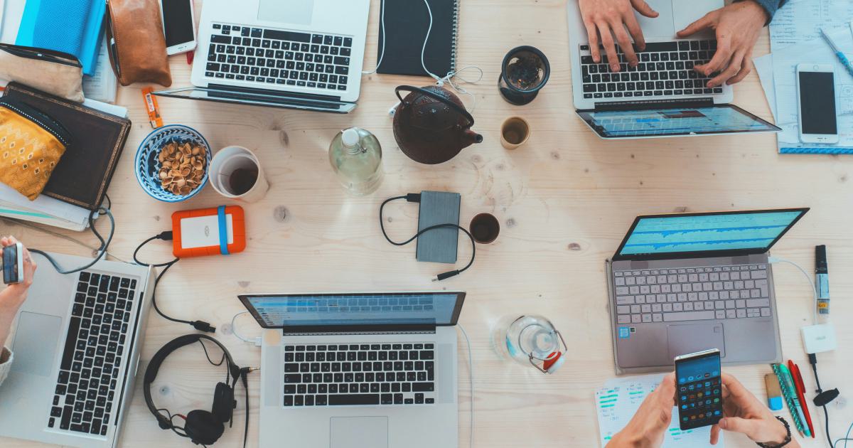 Outsourced Content Creation or In-House Writers: Pros and Cons