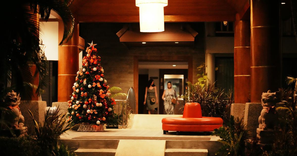 Seasonal Photos Highlighting Holiday Decor