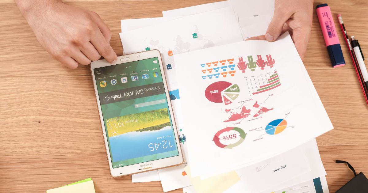 Static Images vs. Interactive Visualizations: Finding the Right Balance