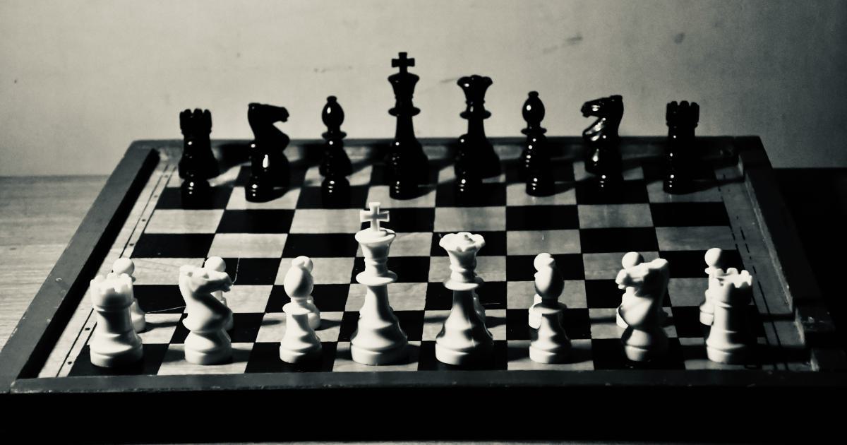 To Niche Down or Diversify: Guest Posting Site Selection Strategies