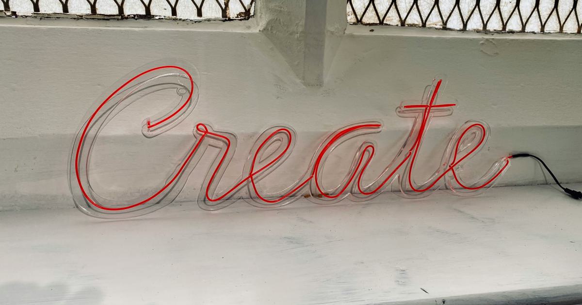 In-House or Outsource Guest Post Creation: Pros and Cons Analysis