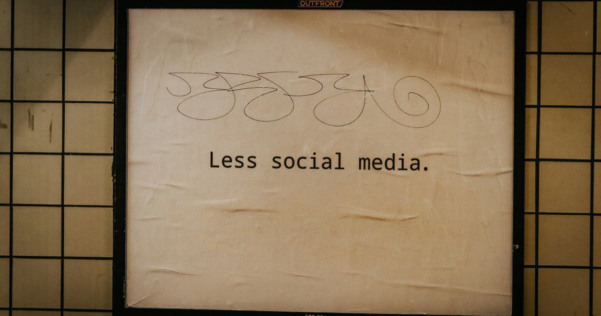 Master Content Distribution on Social Media Networks